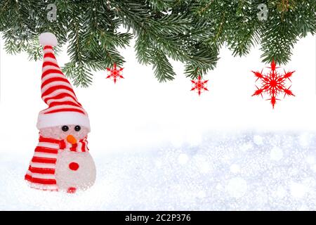 Weihnachten Grußkarte Vorlage. Weihnachten Hintergrund mit Schneemann im Winter Landschaft und eine Grenze von Tannenzweigen mit roten Sternen. Große Kopie Raum Stockfoto