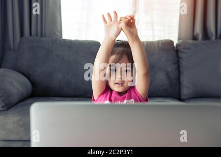 Asiatische Kinder spielen mit Lehrern und Freunden im Online-Lernen, während die Schule während der Virusepidemie geschlossen ist. Stockfoto