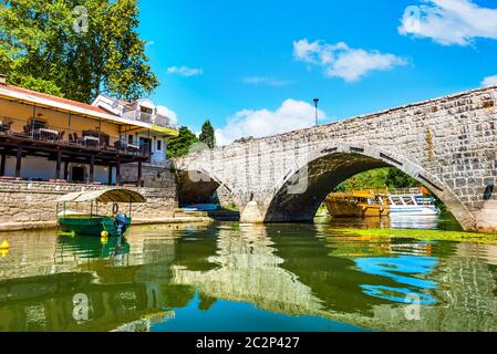 Stari Most auf Crnojevicha Fluss in Montenegro auf sonnigen Sommertag Stockfoto