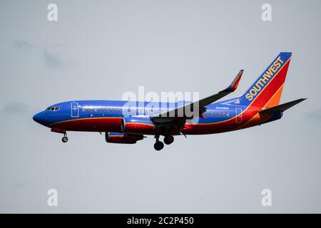 Eine Boeing 737-7H4 von Southwest Airlines landet auf dem Ronald Reagan Washington National Airport (DCA). Stockfoto