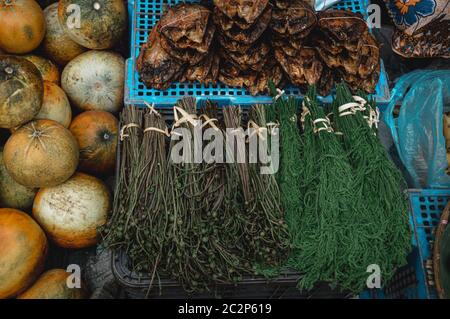 Essbare Farne verkauft als exotisches Gemüse in Luang Prabang Morning Market in Laos, die das Leben, Kultur und Lebensunterhalt der lokalen Bevölkerung zeigt Stockfoto