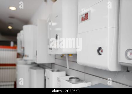 Gas-Wasser-Heizkessel Wahl auf der Vitrine in Klempnergeschäft. Sanitär-Engineering-Shop, niemand Stockfoto