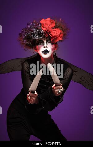 Nahaufnahme einer gruselige Clownin mit dem Holdingmesser Stockfoto