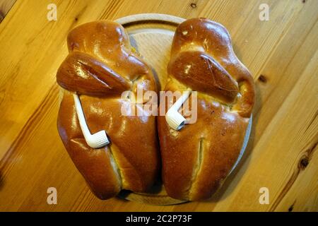 Martinsweck oder Weckmann mit Tonpfeife, gebacken aus süßen Teig, Spezialität aus dem Rheinland, Nordrhein-Westfalen, Deutschland Stockfoto