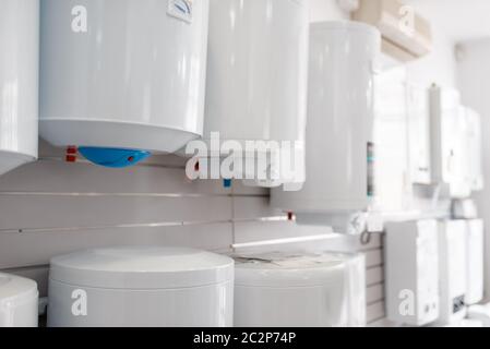 Die Auswahl der Warmwasserbereiter im Klempnerladen. Sanitär-Engineering-Shop, niemand Stockfoto