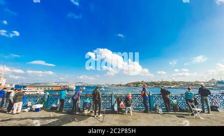 27. Oktober 2019 Istanbul. Türkei. Fischer fischen auf der Galata Brücke in Istanbul Türkei. Die Leute gehen auf der Galata Brücke. Vaca Stockfoto