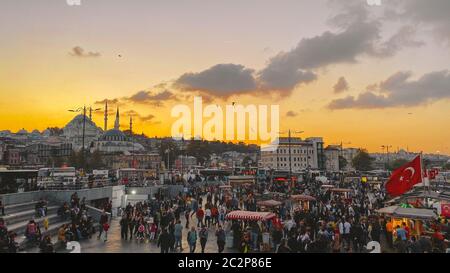 27. Oktober 2019. Eminonu Platz bei Sonnenuntergang, Istanbul, in der Türkei. Die Menschen ruhen und geselligen sich auf einem Platz in der Nähe der Galata-Brücke, einkaufen Stockfoto