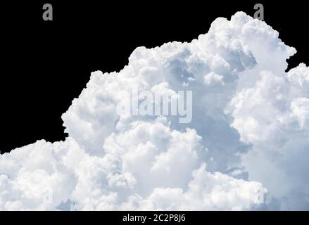 Reine cumulus Wolken auf schwarzem Hintergrund. Cloudscape Hintergrund. Flauschigen weißen Wolken auf dunklem Hintergrund. Weiche Baumwolle fühlen sich von weißen Wolken Textur Stockfoto