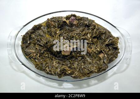 Ghormeh wird von Turkic kavurmak abgeleitet und bedeutet geschmort, während sabzi das persische Wort für Kräuter ist. Ghormeh sabzi Glasplatte weiß Hintergründe . Stockfoto