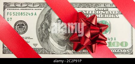 Ein Geschenk. Hundert-Rechnung mit roter Schleife und Band Stockfoto