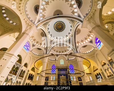 30. Oktober 2019. Istanbul. Blick auf die Kuppel in der Istanbuler Camlica Moschee. Camlica Moschee Türkisch Camlica Camii. Buyuk Caml Stockfoto