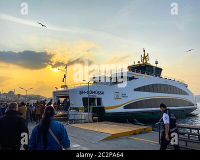 30. Oktober 2019. Passagiere auf der Fähre fahren nach links. Personen, die mit dem Schiff reisen. Passagiere fahren von Pier zu Fähre. Leute, die an Bord gehen Stockfoto