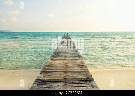 Minimalistisches Landschaftsfoto eines hölzernen Piers vor dem weiten blauen Meer auf Koh Rong Island in Kambodscha Stockfoto