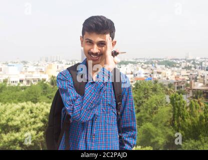 Teen Student mit Rucksäcken. Teen geben schön Pose Kamera. Stockfoto