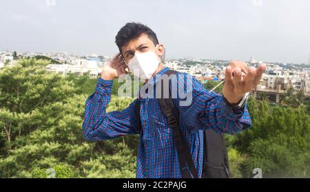 Teen Student trägt schützende Gesichtsmaske und tun stilvolle Körper movements.Happy junge Teenager. Stockfoto