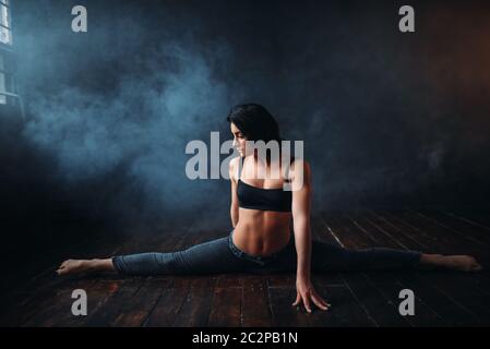 Grace Tänzerin, Contemp Dance. Gymnastische Übungen im Ballsaal Stockfoto