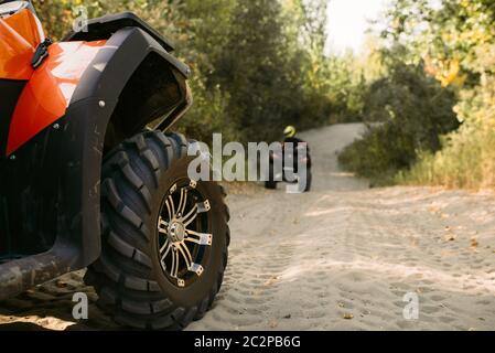 Zwei Fahrer auf Quad-bikes in Offroad Abenteuer im Wald. Reiten auf ATV, Blick vom Rad, extremer Sport und Reisen Stockfoto