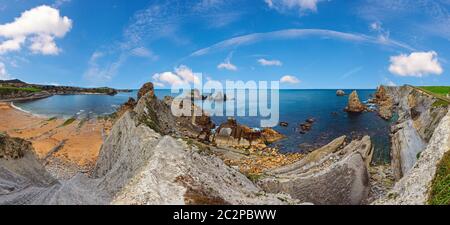 Arnia Strand Küste Landschaft. Stockfoto