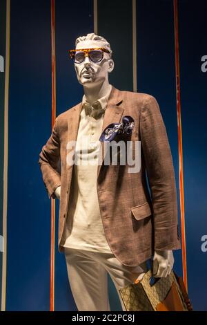 Männliche Schaufensterpuppe in Vintage-Kleidung in Mode-Shop. Stockfoto