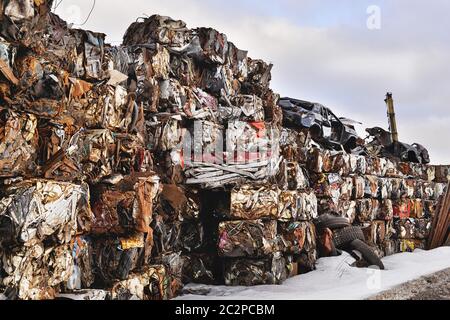 Ein Stapel komprimierter Autos in Blöcken zur Verarbeitung Stockfoto