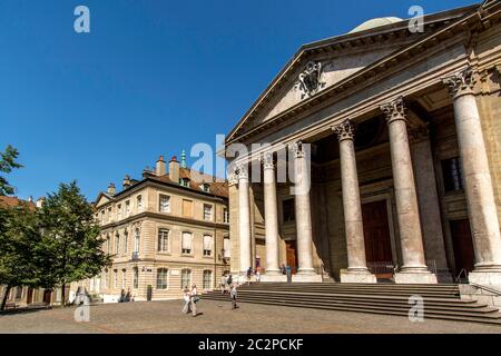 Besucher bewundern die atemberaubende Architektur der Kathedrale Saint-Pierre in Genf, Schweiz. Stockfoto
