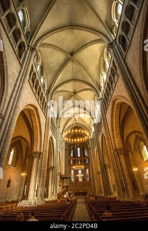 Atemberaubende Innenarchitektur der Kathedrale Saint-Pierre in Genf, Schweiz mit hohen Decken und komplizierten Details Stockfoto