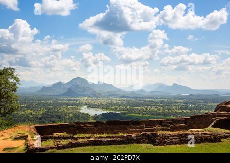 Sigiriya Sri Lanka buddhistische Tempelruinen, Welt Erbe berühmten malerischen Touristenort. Stone Mountain. Attraktionen unter UNESCO-Schutz Stockfoto