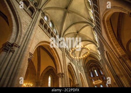 Atemberaubende Innenarchitektur der Kathedrale Saint-Pierre in Genf, Schweiz mit hohen Decken und komplizierten Details Stockfoto