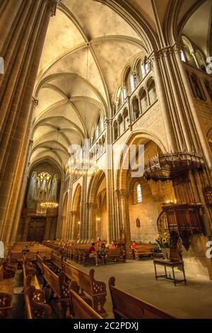 Atemberaubende Innenarchitektur der Kathedrale Saint-Pierre in Genf, Schweiz mit hohen Decken und komplizierten Details Stockfoto