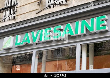 Bordeaux , Aquitanien / Frankreich - 06 14 2020 : La vie saine Logo Shop bio natürlich Zeichen auf biologischer Shop Stockfoto