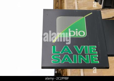 Bordeaux , Aquitaine / Frankreich - 06 14 2020 : La vie saine und Bio-Logo-Zeichen an der Wand Eingang Laden der französischen Kette von Gesundheit und biologische Produkte Stockfoto