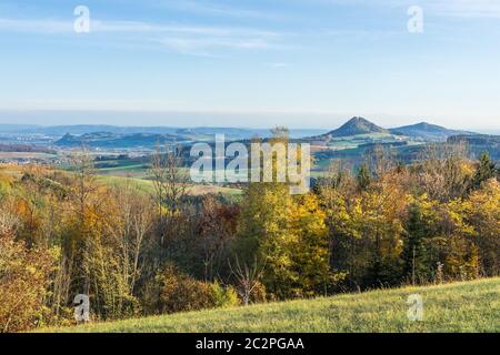 Herbstlicher Blick aus dem Ausblick â€žHegaublickâ€œ über die vulkanische Landschaft Hegau Stockfoto