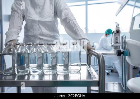 Flaschen mit Flüssigkeiten in einem Labor - Fabrik und Produktion Labor Pharmaindustrie (Farbe getönt Bild; flachen DOF) Stockfoto