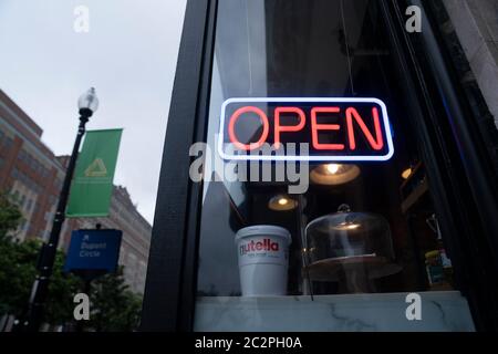 Washington, USA. Juni 2020. Das Foto vom 17. Juni 2020 zeigt ein Restaurant mit einem "offenen" Schild in Washington, DC, USA. Quelle: Liu Jie/Xinhua/Alamy Live News Stockfoto