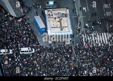 Washington, USA. Mai 2020. Demonstranten protestieren am 31. Mai 2020 auf dem Times Square in Manhattan in New York, USA, gegen die Brutalität der Polizei. Quelle: Wang Ying/Xinhua/Alamy Live News Stockfoto