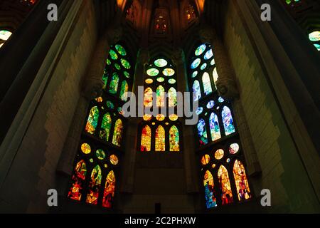 Buntfenster aus der Sagrada Familia in Barcelona, Spanien. Stockfoto