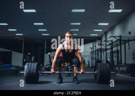 Männliche powerlifter starten Kreuzheben ein Barbell in der Turnhalle. Gewichtheben Powerlifting Workout, Training, Lifter funktioniert mit Gewicht in Sport Club Stockfoto