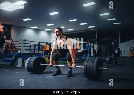 Männliche powerlifter starten Kreuzheben ein Barbell in der Turnhalle. Gewichtheben Powerlifting Workout, Training, Lifter funktioniert mit Gewicht in Sport Club Stockfoto