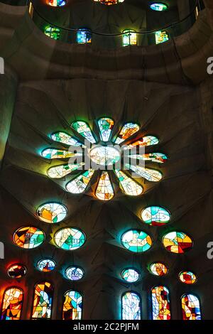 Buntfenster aus der Sagrada Familia in Barcelona, Spanien. Stockfoto