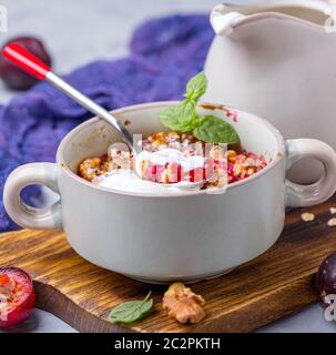 Rote Kirsche Pflaumenbrösel für ein gesundes Frühstück. Stockfoto