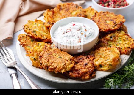 Zucchini-Pfannkuchen mit Joghurtsauce. Stockfoto