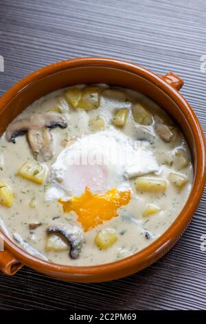 Dillsuppe mit pochiertem Ei Stockfoto