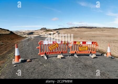 Geschlossene Straßenschild in Island wegen Naturkatastrophen Schäden. Das isländische Wort auf dem Schild bedeutet geschlossen. Stockfoto