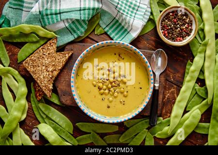 Erbsen Cremesuppe in grau Schüssel Stockfoto