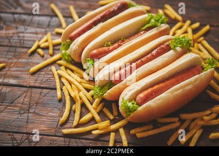 American Hot Dogs sortiert in Reihe. Mit Pommes frites serviert. Stockfoto