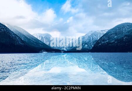 Panorama des Hallstätter Sees mit Schneebergen mit Spiegelung im Wasser in Österreich in österreichischen alpen Stockfoto