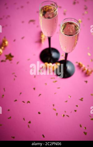 Zwei Gläser mit Sekt Champagner Wein mit goldenen Dekoration Stockfoto