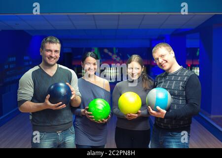 Gruppe von vier Freunden in einer Bowlingbahn mit Spaß Stockfoto