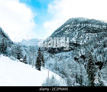 Hallstatt dreamscape winter schnee Berge Abenteuer mit blauem Himmel, verschneiten Tag, Österreich Stockfoto