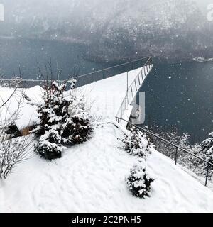 Dreieck Aussichtspunkt von Hallstatt Winter Schnee Berglandschaft Wandern epische Berge Outdoor-Abenteuer und See durch den Kiefernwald im Hochtal Stockfoto